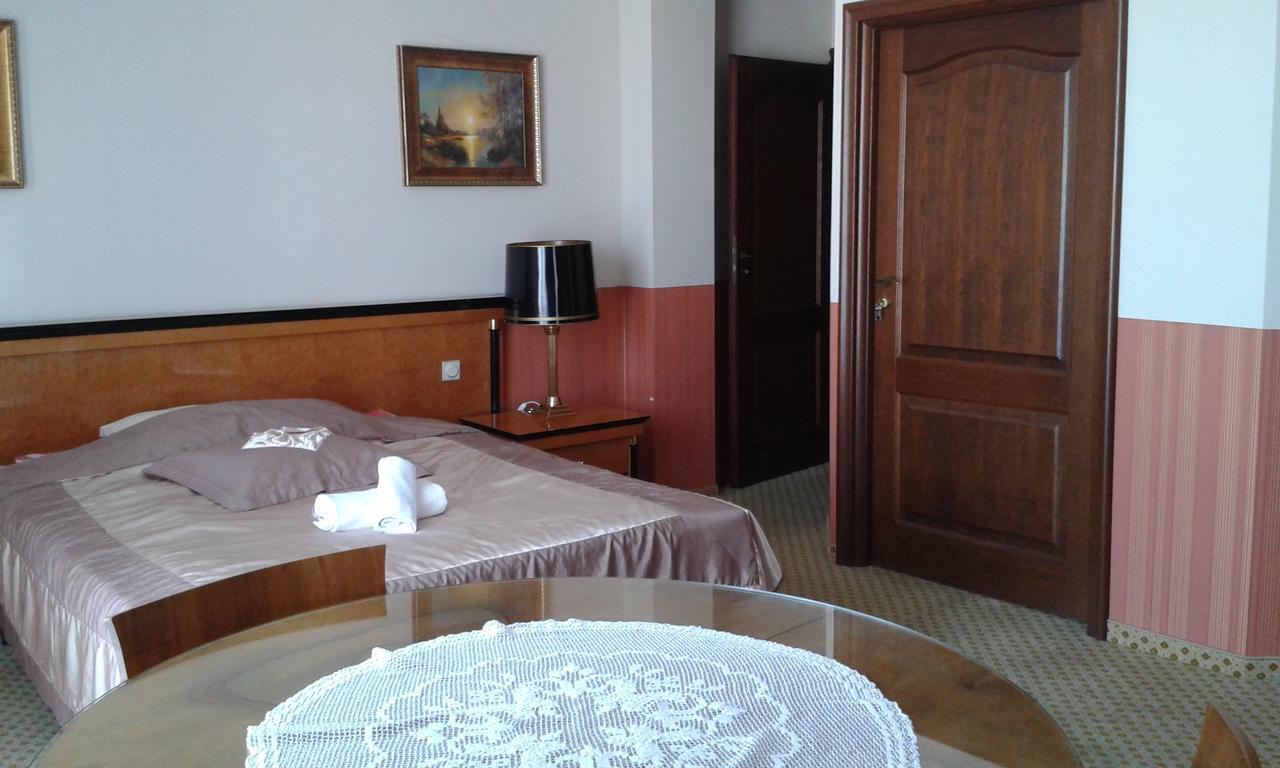Noclegi Helios & Hotelowa Wielun Bagian luar foto